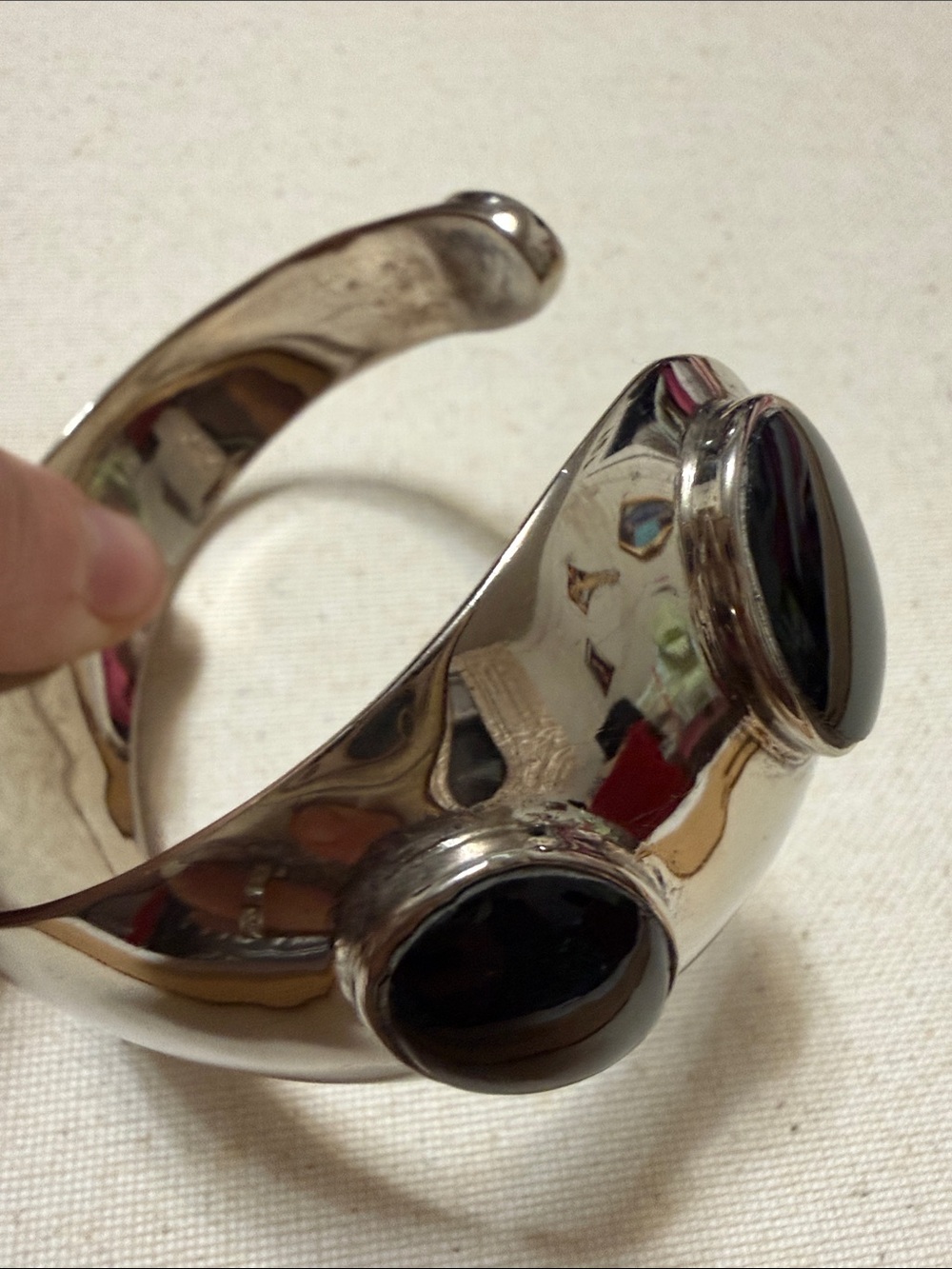 Stunning Native Hand Crafted Sterling Silver Cuff Bracelet with Black onyx Stone - Picture 5 of 16